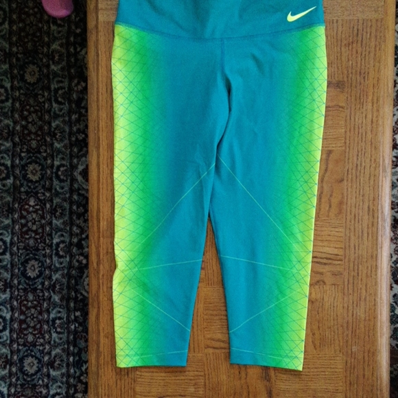 Nike Pants - Nike dri-fit workout cropped pant size large